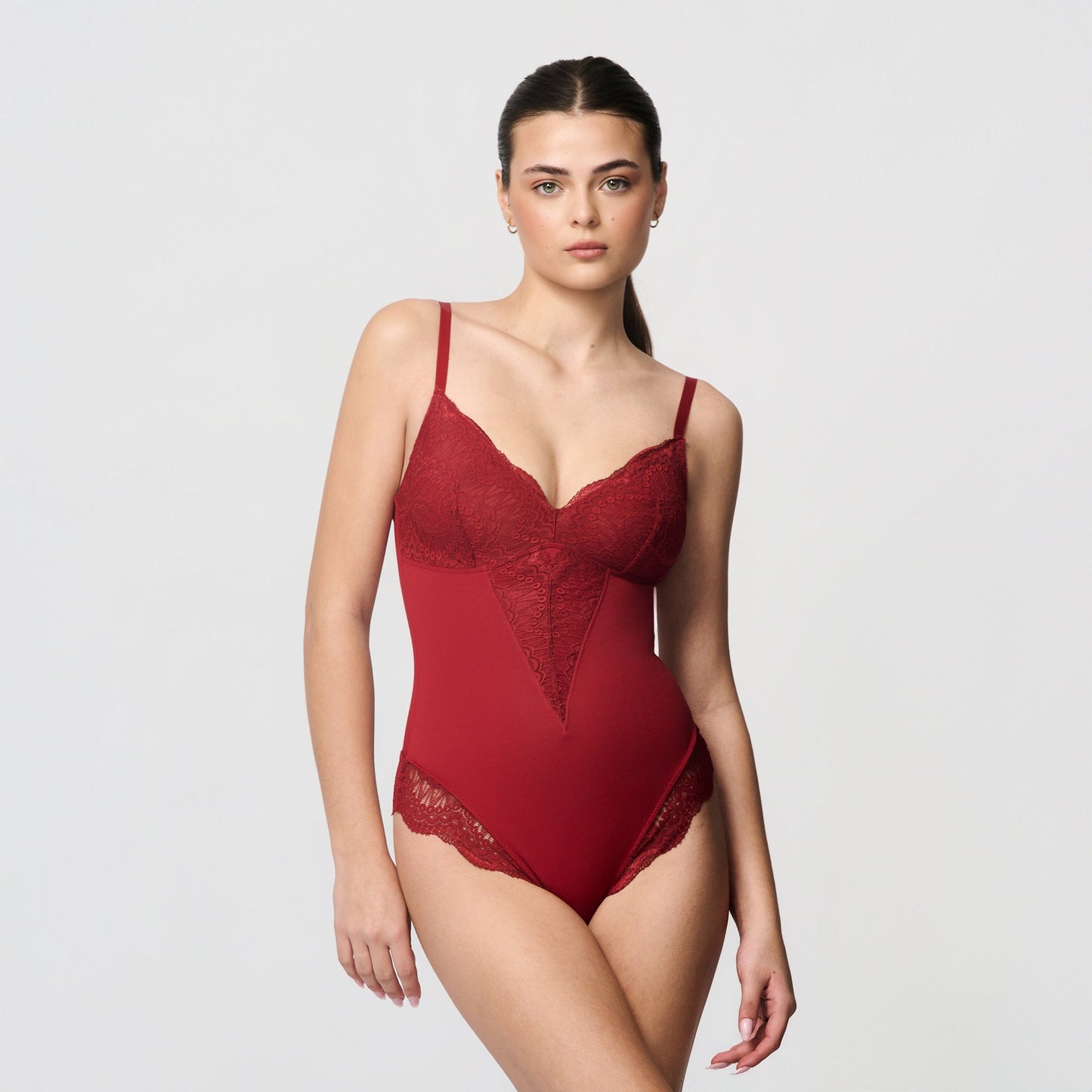Shaping body with lace