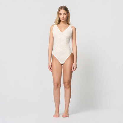 Seamless lace body with V-neckline