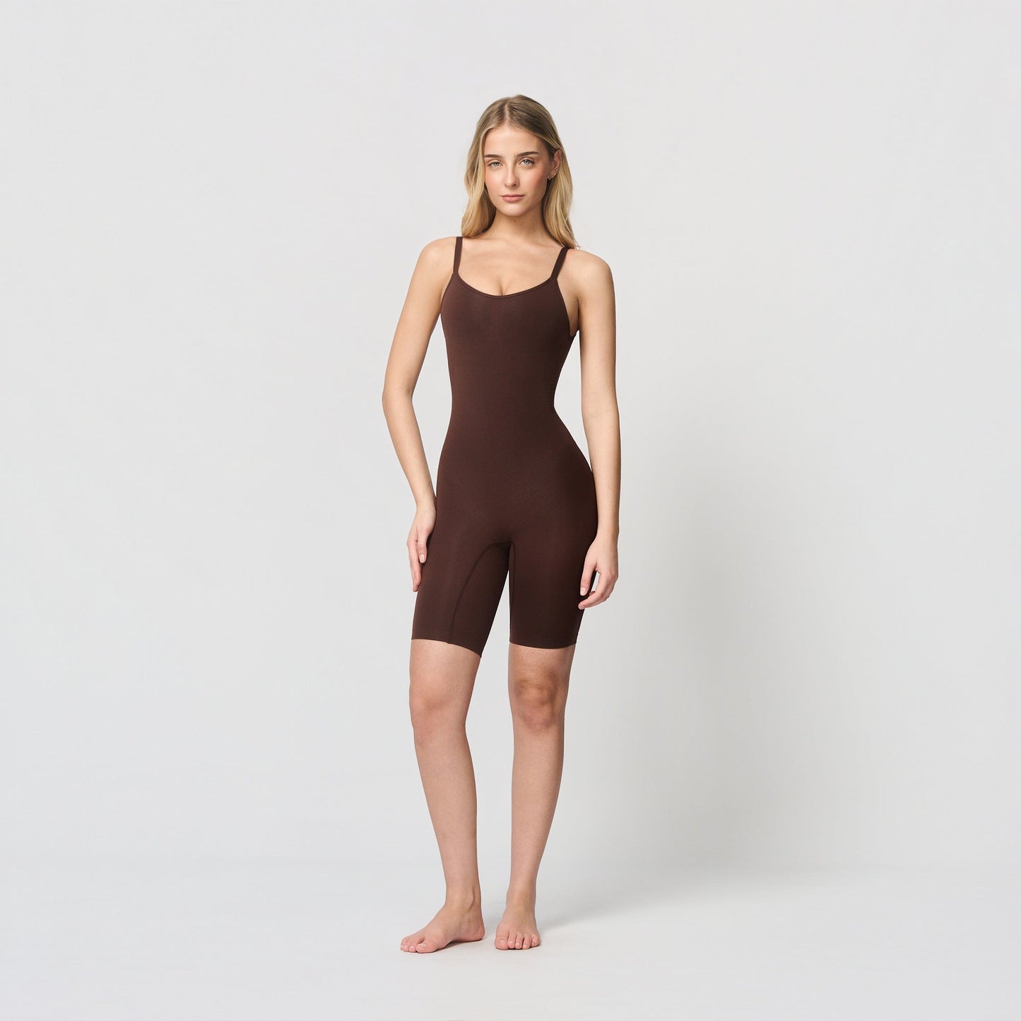 Seamless shaping body with low back