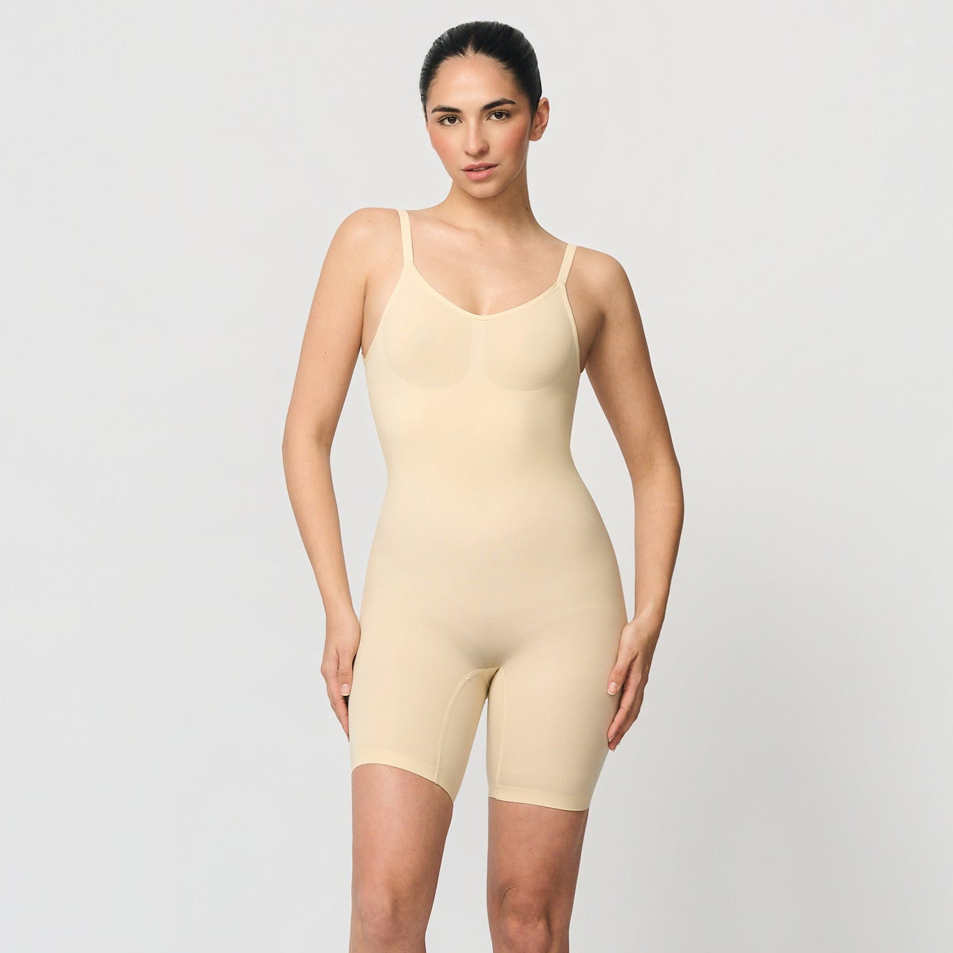 Seamless shaping body with low back