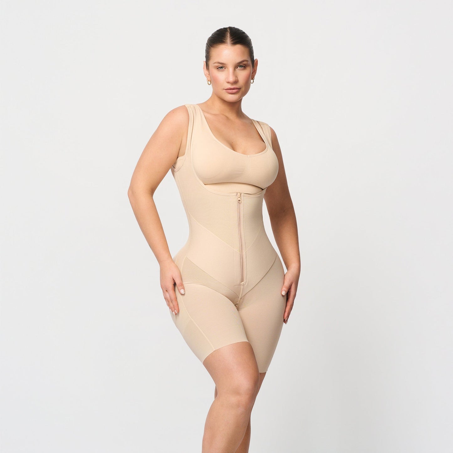 Shaping body with zipper