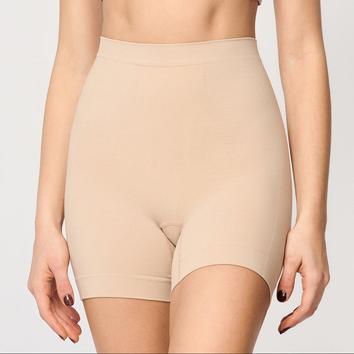 Shaping shorts with light support