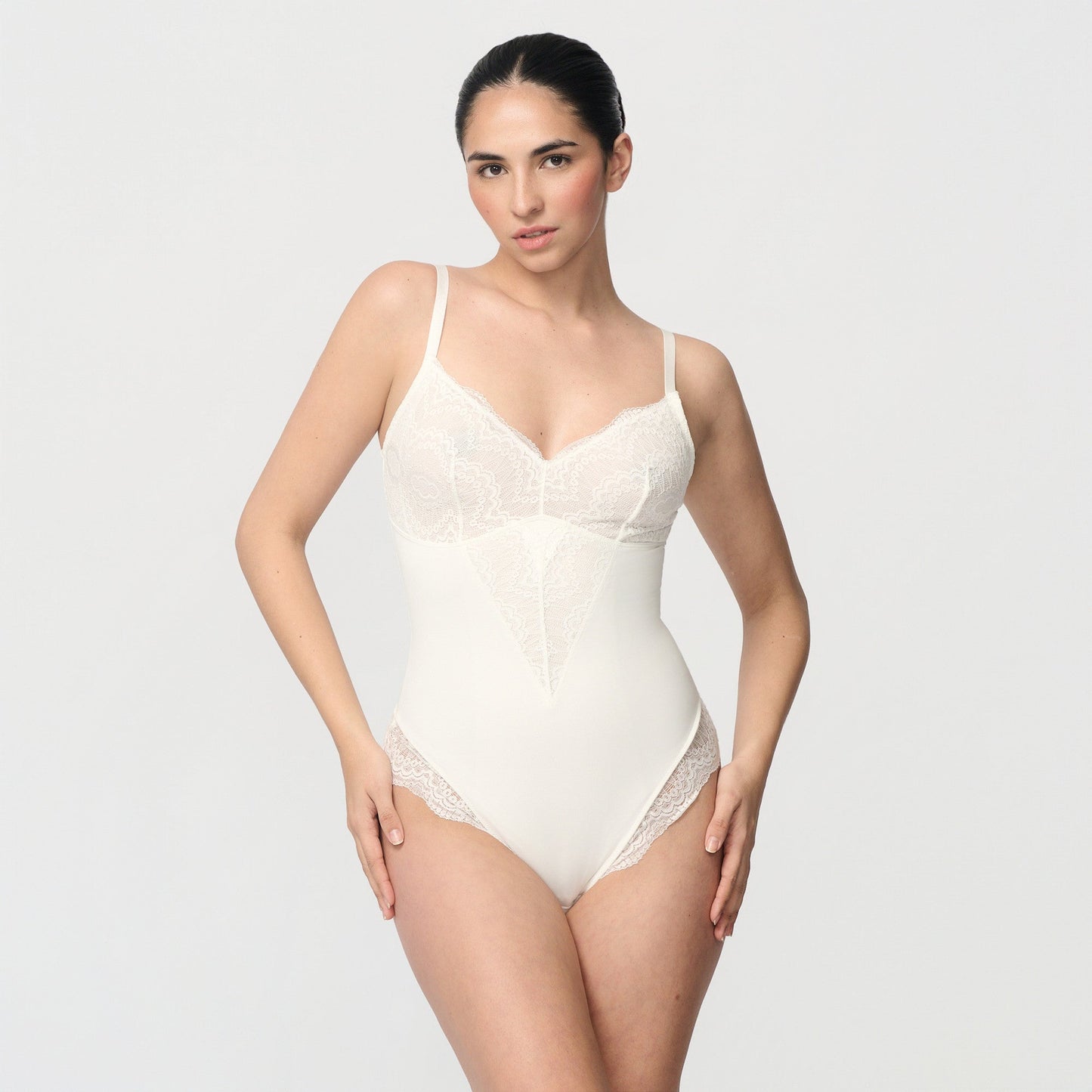 Shaping body with lace