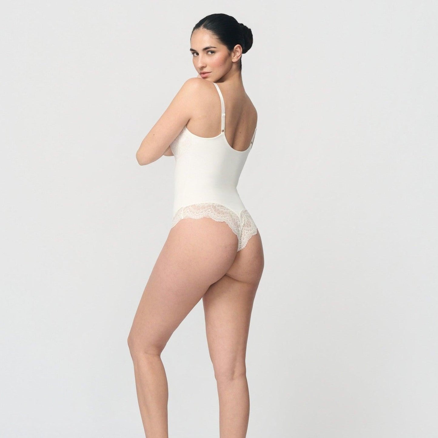 Shaping body with lace