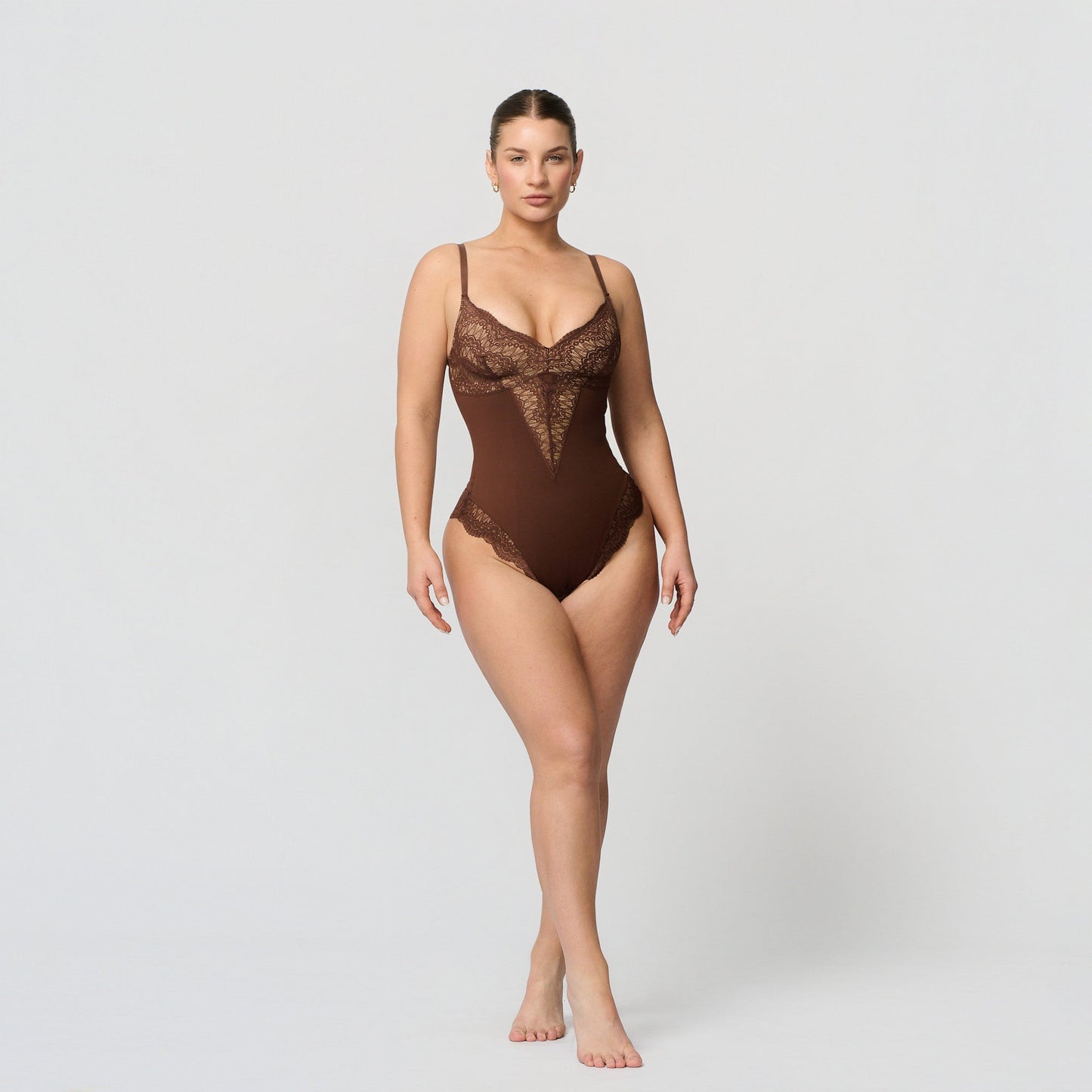 Shaping body with lace