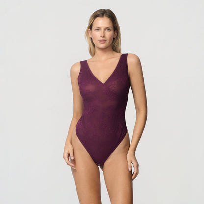 Seamless lace body with V-neckline